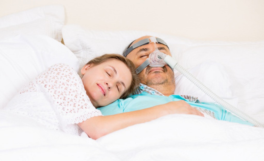 Atemmaske Mit CPAP Gerät Hilft Bei Schlafapnoe » Atemmaske